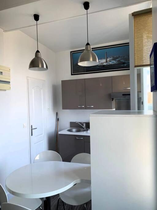 Le Joffre - Studio Sur La Digue En Centre Ville Arromanches-les-Bains Bagian luar foto